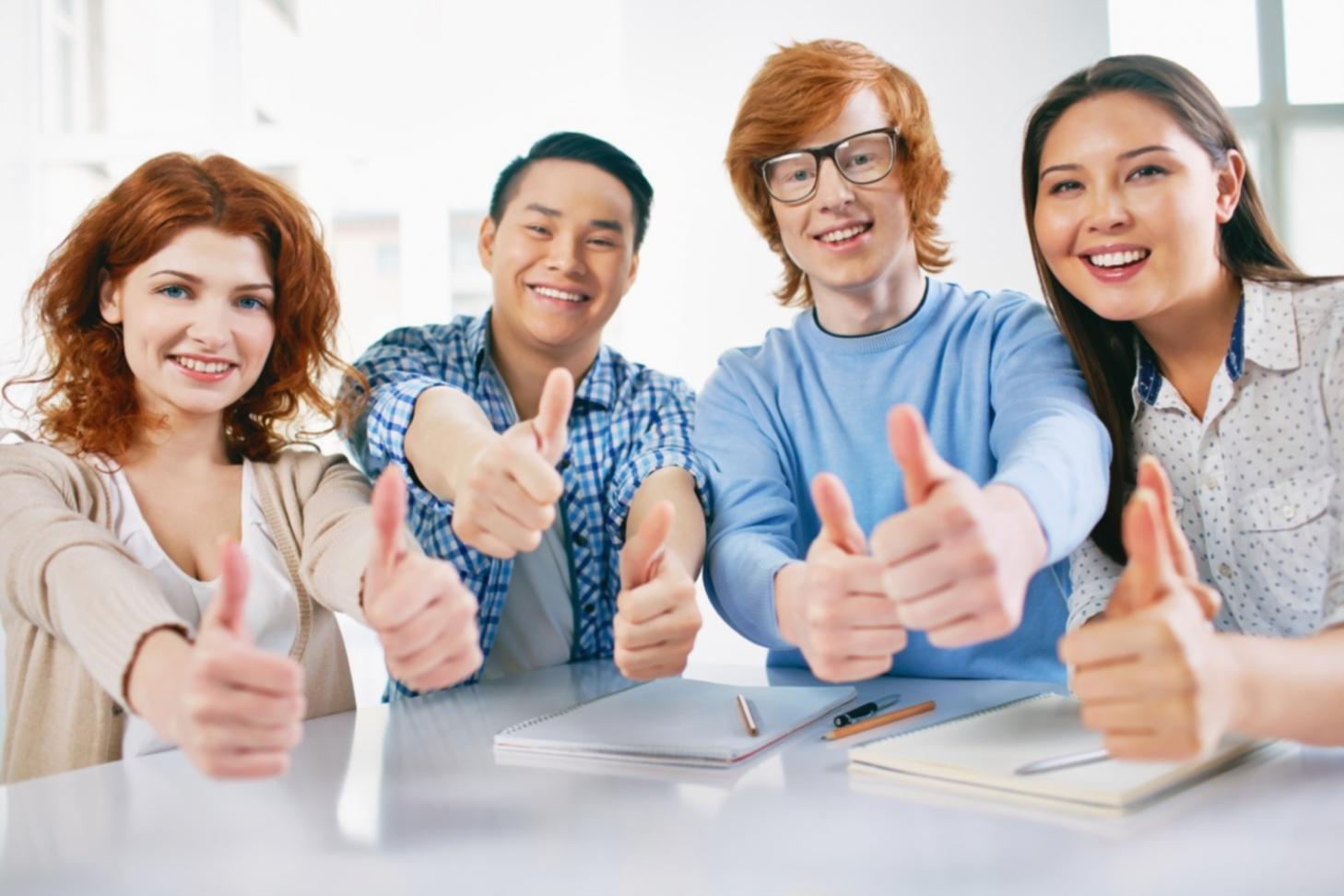 Espace de formation moderne avec écrans et documentation financière